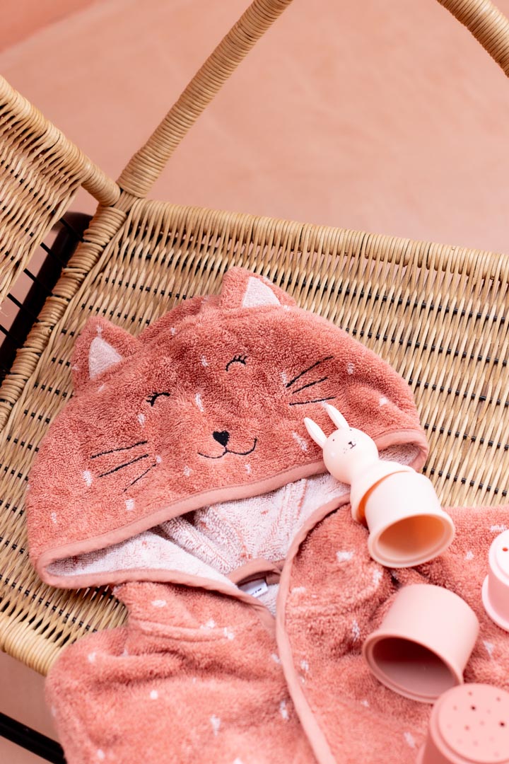 منشفة بغطاء للرأس