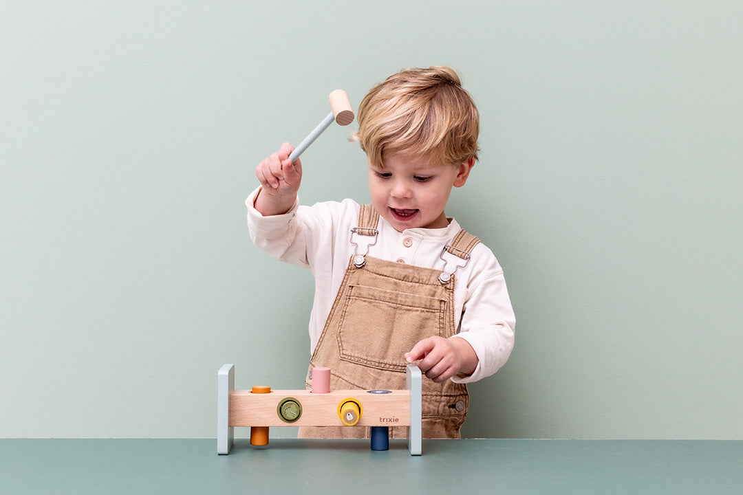 طاولة دق خشبية