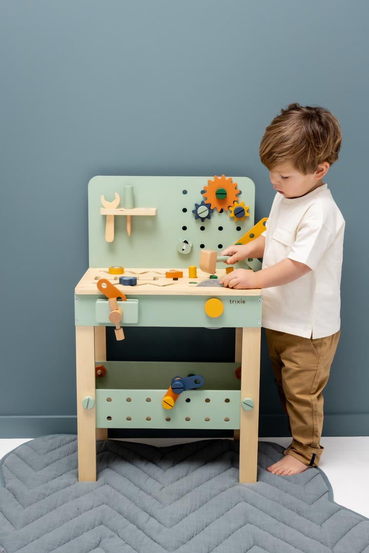 طاولة عمل خشبية