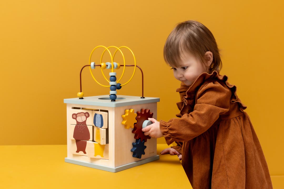 مكعب نشاط ٥ في ١ خشبي