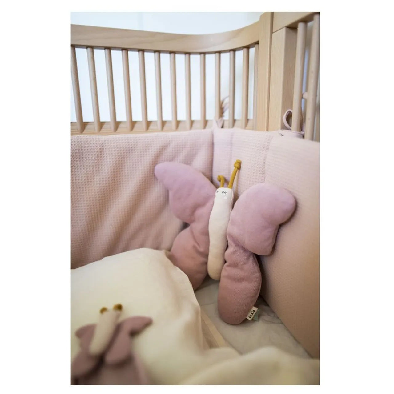 عناق — السيدة فراشة