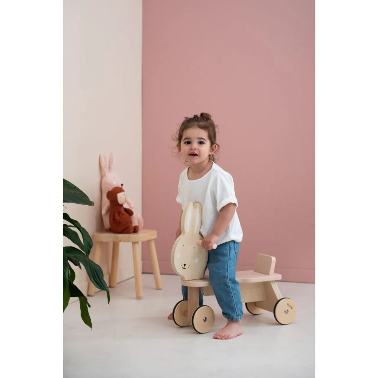 دراجة خشبية بأربع عجلات — السيدة أرنب