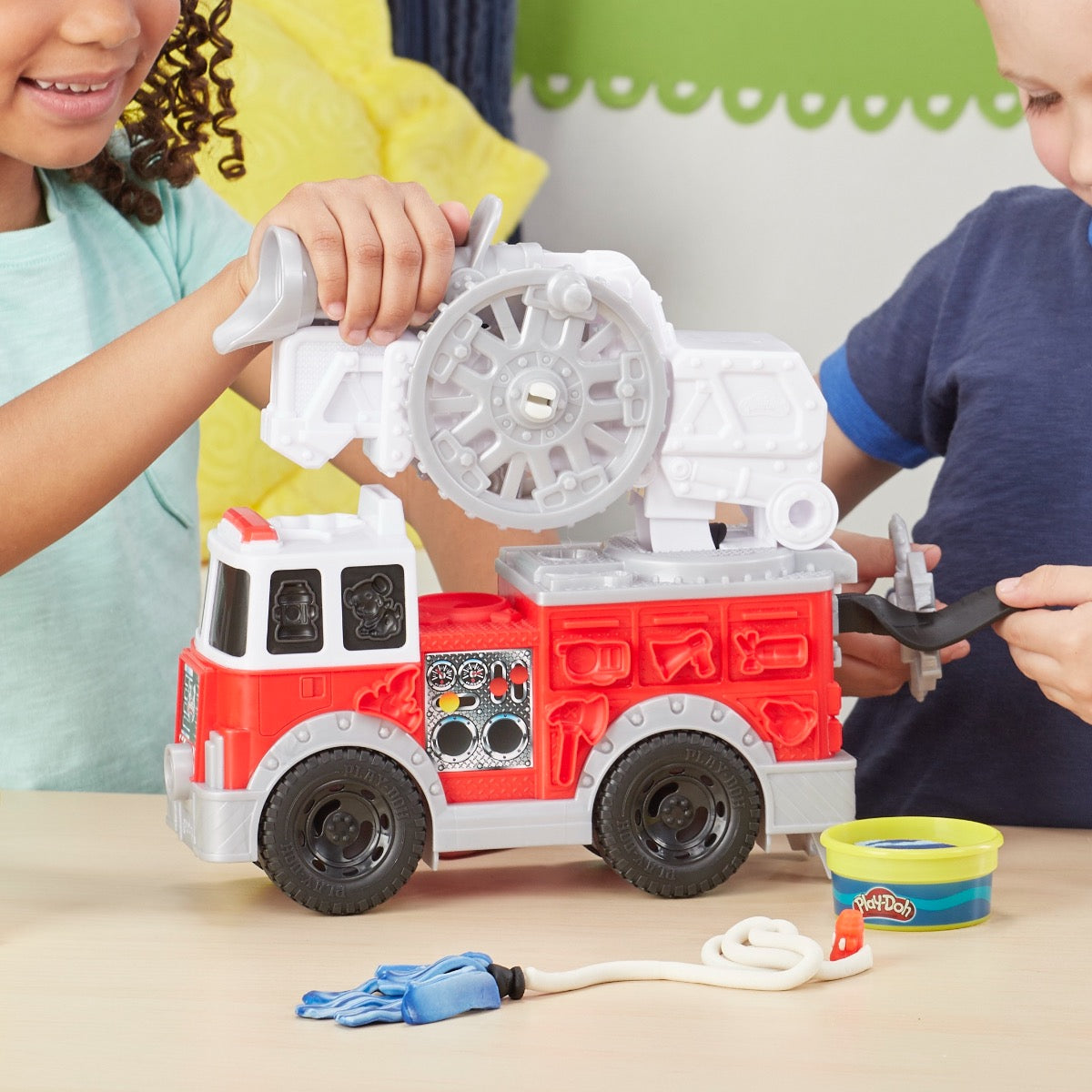 Play-Doh Wheels Firetruck Toy with 5 Non-Toxic Colors Including Play-Doh Water Compound