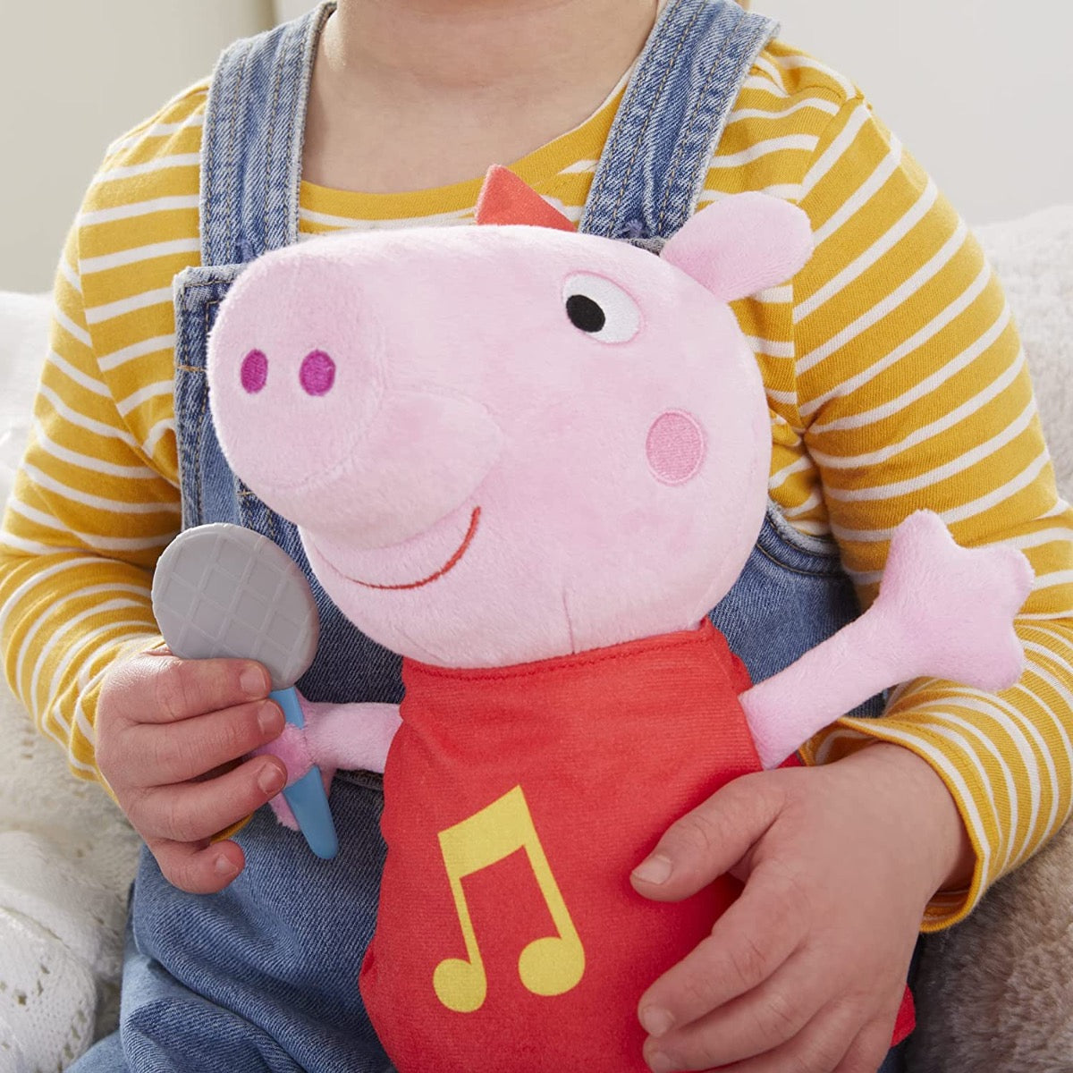 أغاني Peppa Pig Oink-Along مع دمية Peppa المحشوة الغنائية ذات الفستان الأحمر اللامع والقوس 