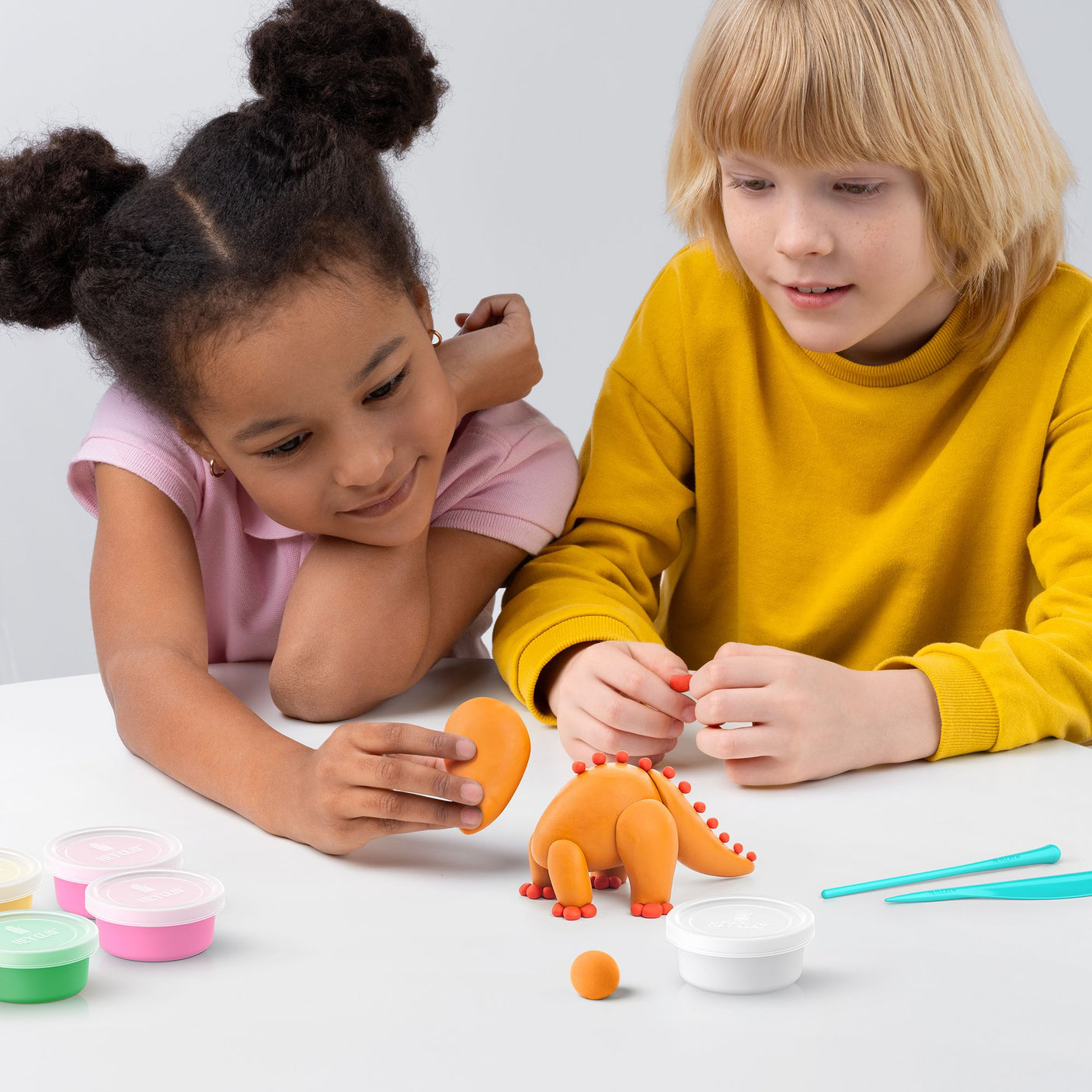 Dinos. Colorful modeling air-dry clay, 15 cans