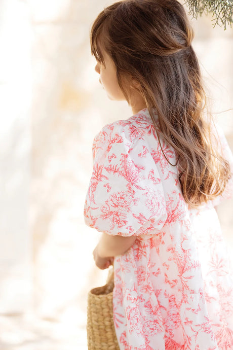 فستان طويل من مجموعة برالين إنسبيرايشن بطبعة توال دو جوي – وردي