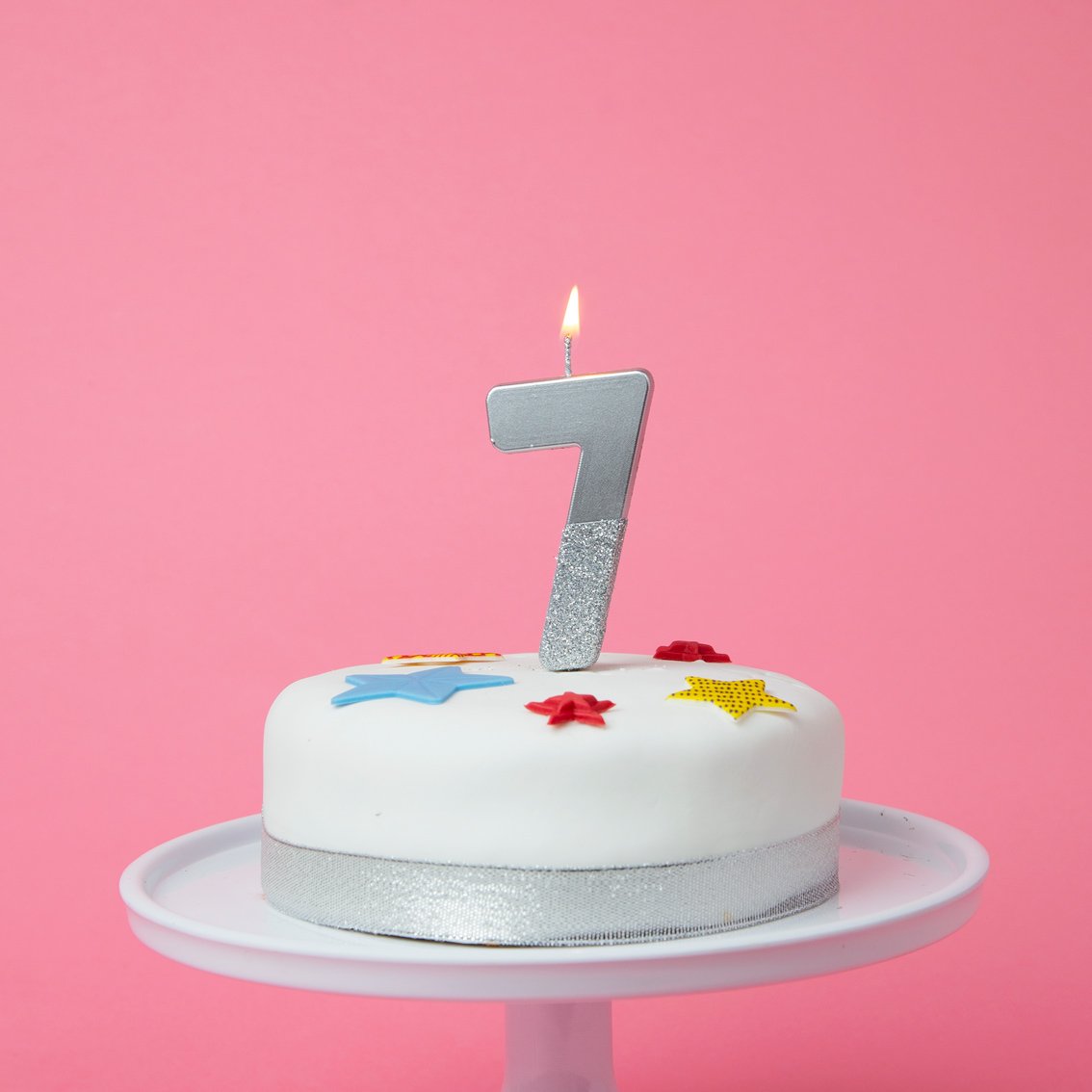 شمعة We Heart Birthdays اللامعة رقم 7، فضية 