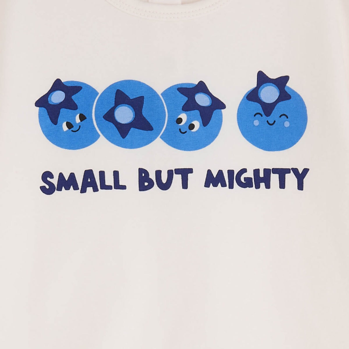 تي شيرت وشورت بطبعة "Small But Mighty" من التوت الأزرق